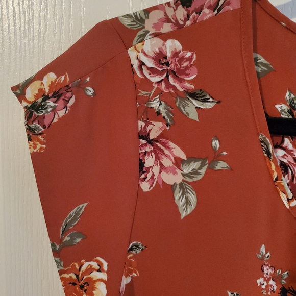 Short Sleeve Floral Blouse - Picture 3 of 8